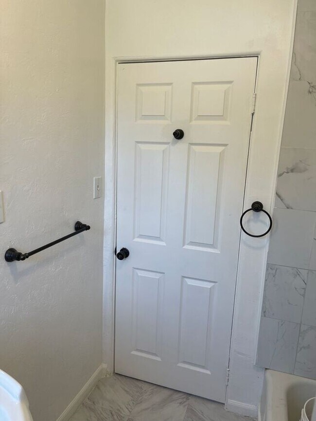 Building Photo - Coming Soon Modesto Renovated 3 Bedroom 1 ...