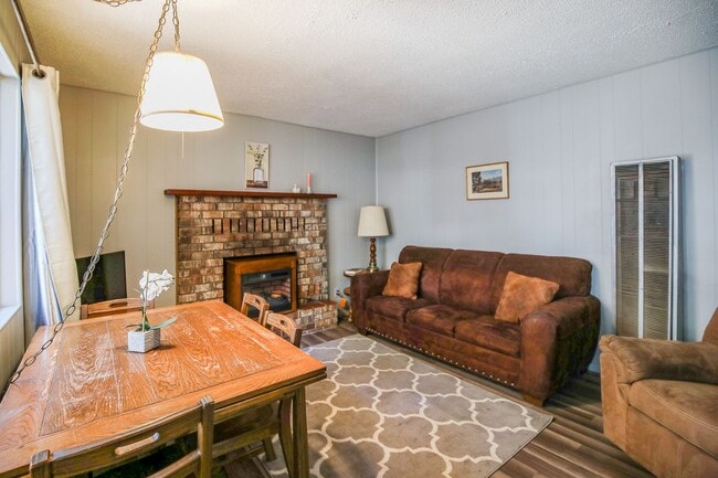 Building Photo - Cozy One Bedroom One Bath Retreat -  FURNISHED OR UNFURNISHED