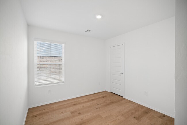 Building Photo - 2123 W 30th Pl