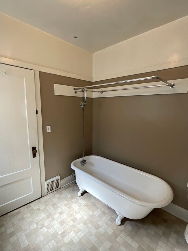 Building Photo - SPACIOUS ONE BEDROOM IN MIDTOWN!!