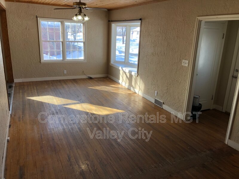 Building Photo - 424 6th Ave NE