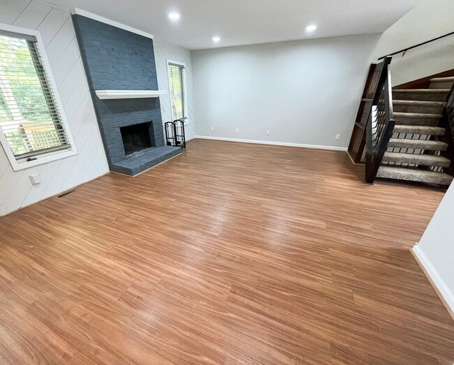 Building Photo - Beautiful 3-story 2 bedroom, 2 1/2 bathroom townhome in Winston Salem