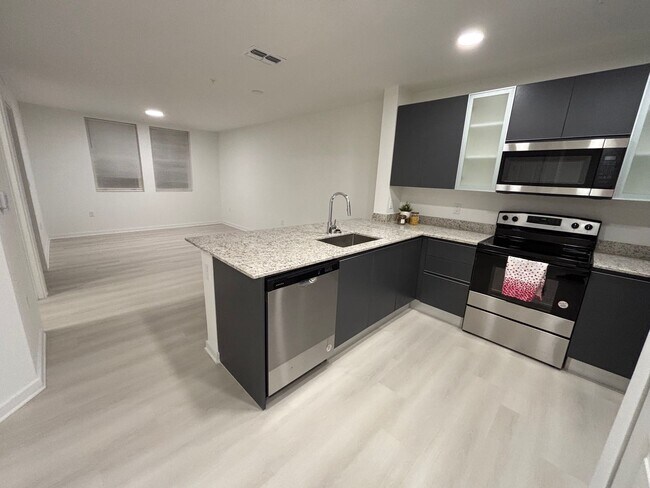 Building Photo - Beautiful and Brand New 1/1 +DEN Apartment in MILLENIA PARK