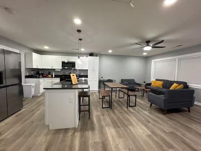 Building Photo - 500 Denham St