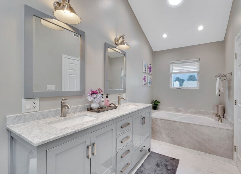 Building Photo - 4242 Van Nuys Blvd