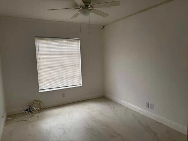 Building Photo - 2161 NE 68th St