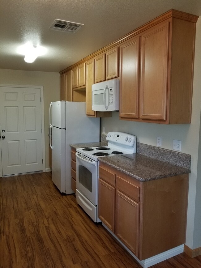 Building Photo - GREAT LOOKING 2BD / 1BTH DUPLEX W/ SPACIOUS BACKYARD!