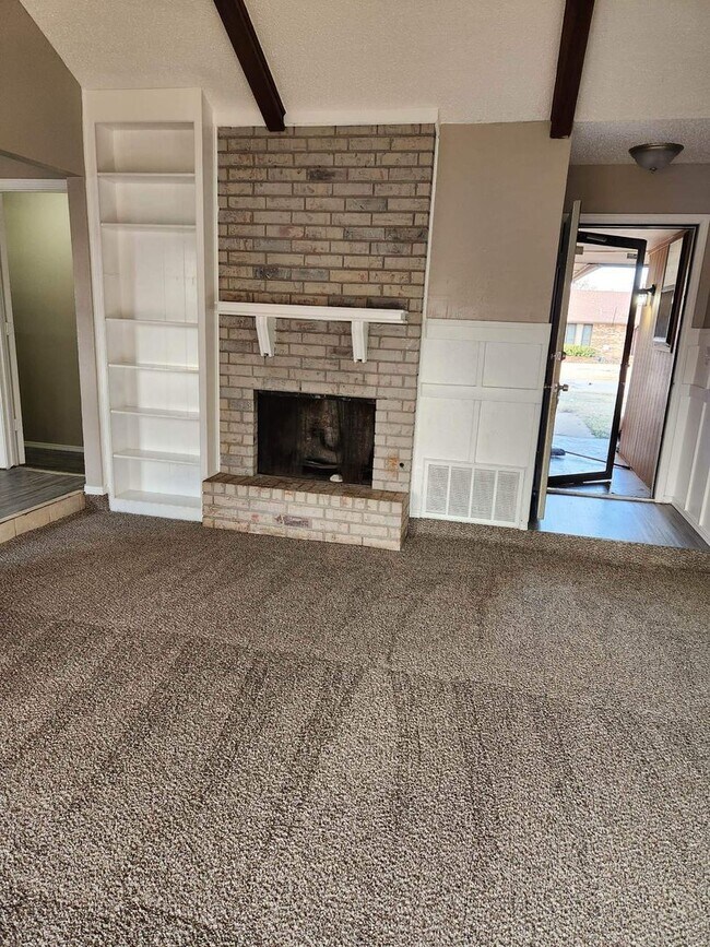 Building Photo - Charming 5 Bedroom!!