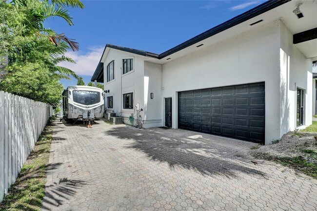 Building Photo - 13724 SW 92nd Ct