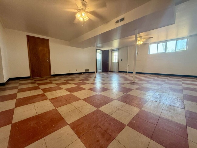 Building Photo - 3BR/2BA Home in Springfield surrounded by ...