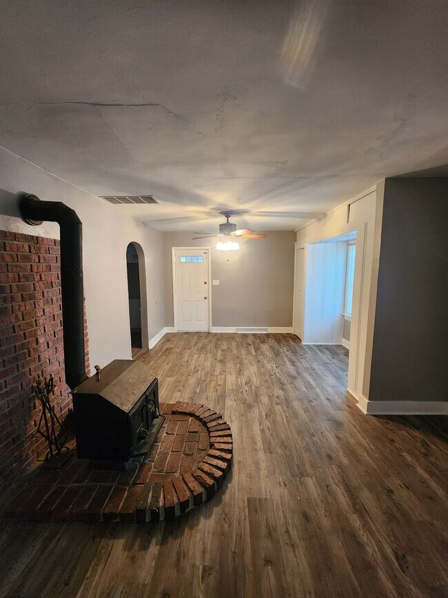 Building Photo - 612 S 8th St