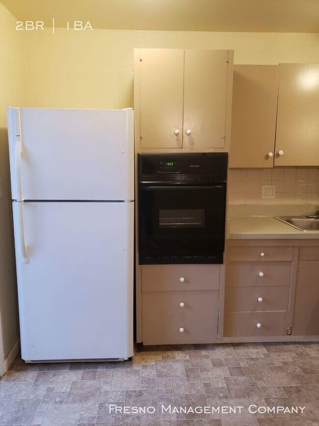 Building Photo - 2562 N Maroa Ave