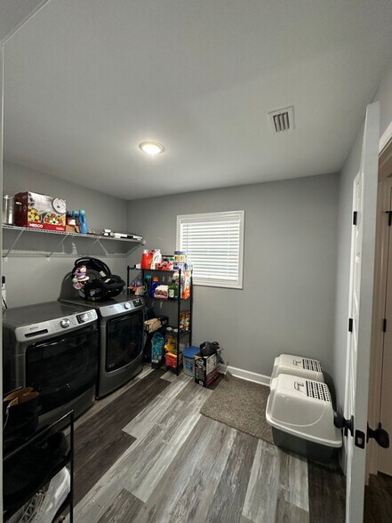 Building Photo - 231 Edith Way