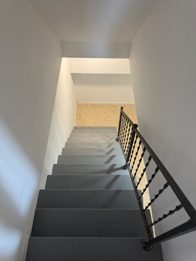 Building Photo - Spacious 4 Bedroom 2 1/2 bathroom Townhome With an ensuite located downstairs.
