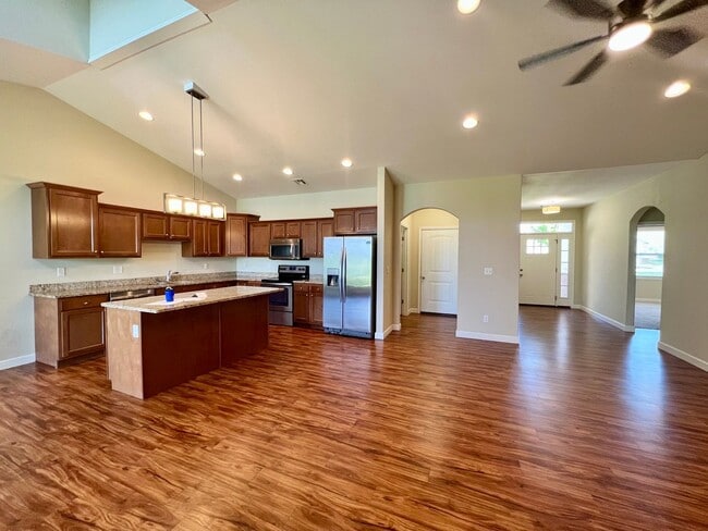 Building Photo - 3 Bed Townhome in Excellent West Side Location!