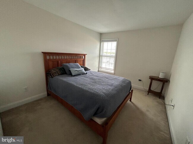 Building Photo - 2387 Dorchester St W