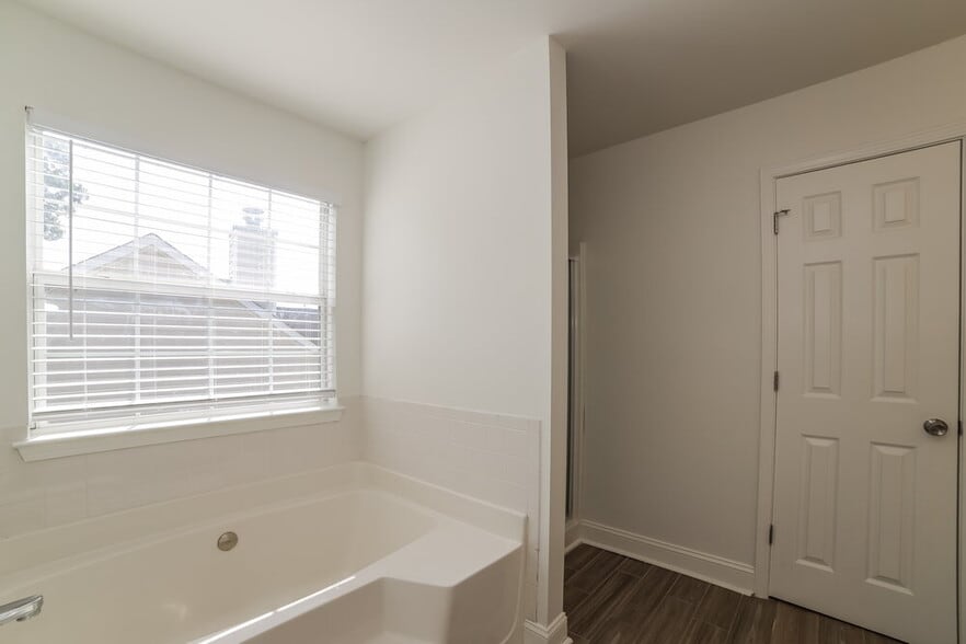 Building Photo - 2980 Highland Hill Pkwy