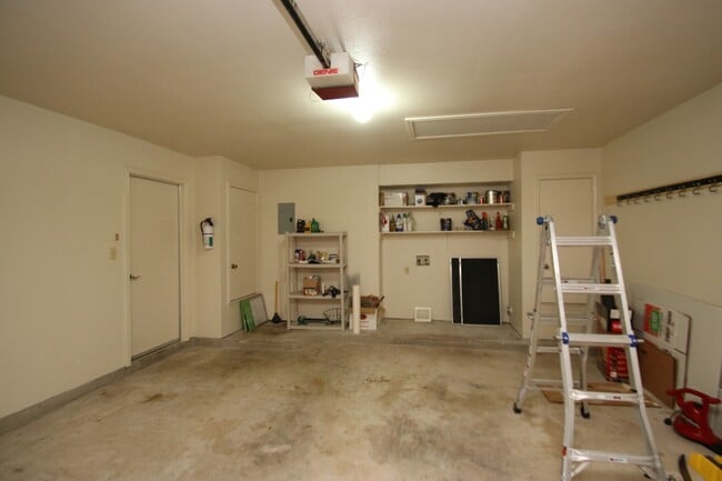 Building Photo - Great 1 story home on a pretty lot with lots of trees!