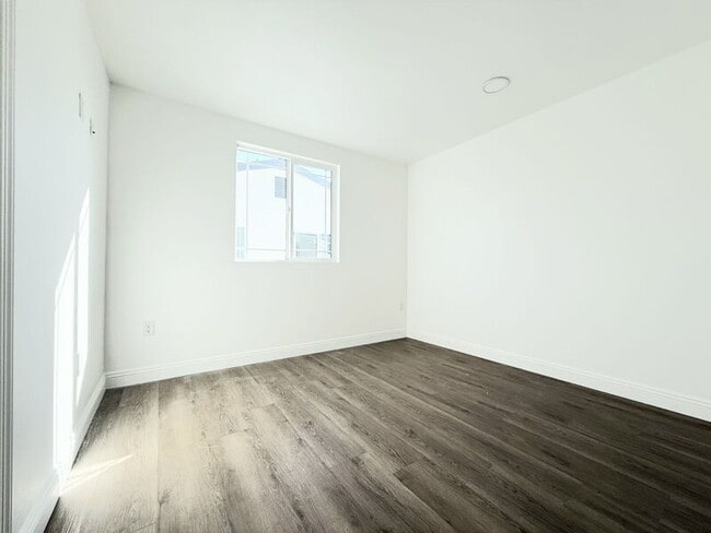 Building Photo - 1731 E 68th St