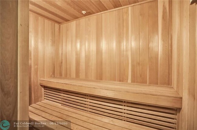 Building Photo - 111 SE 8th Ave