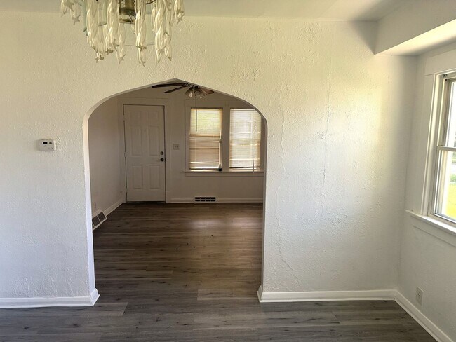 Building Photo - Three Bedroom House in Toledo