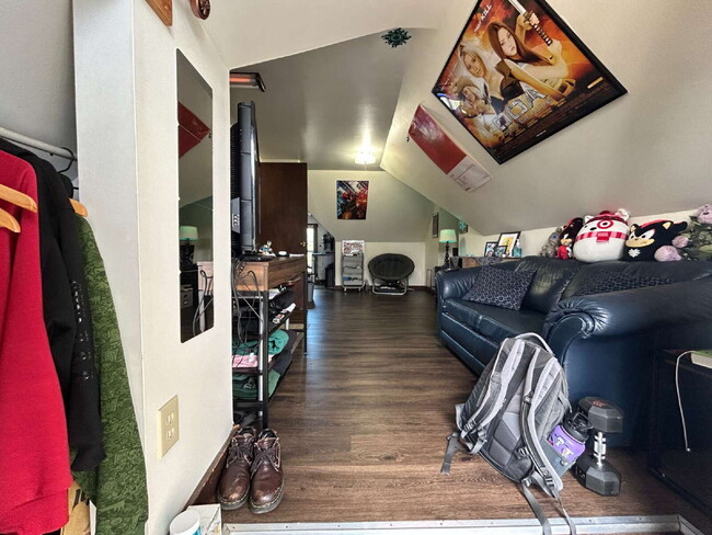 Building Photo - Walk to WWU & Downtown Bellingham from Prime Chestnut St Location