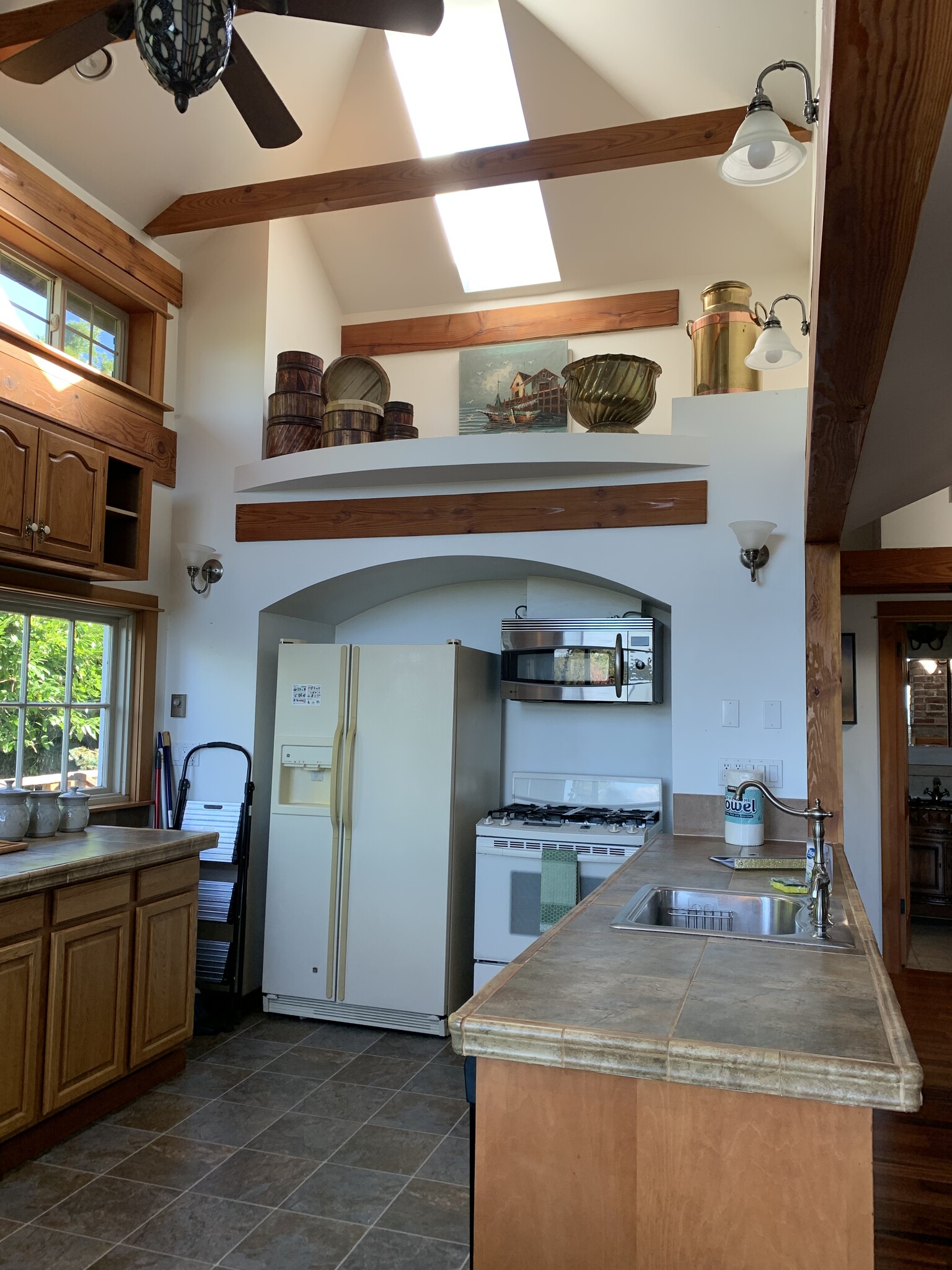 Kitchen Vaulted Ceiling - 6723 Sunset View Dr NW