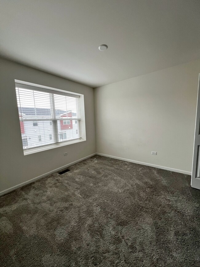 Building Photo - 858 Finley Dr