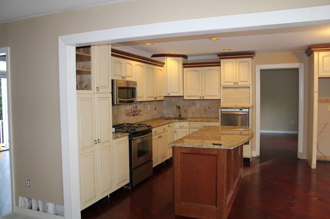 Building Photo - 85 Crenshaw Dr