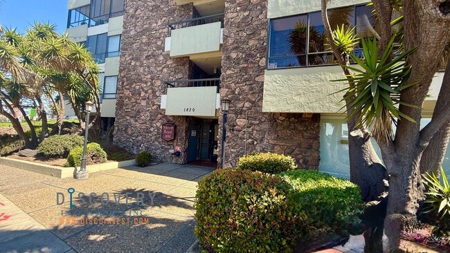Building Photo - Lake Merritt Condominium 2 Bedroom, 2 Bath...