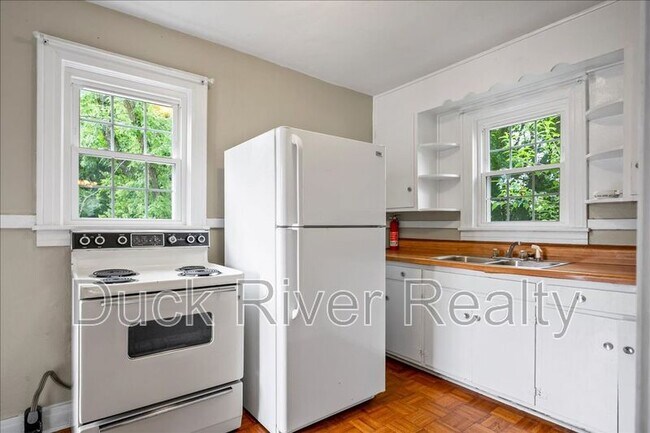 Building Photo - 2135 Thomas Ave