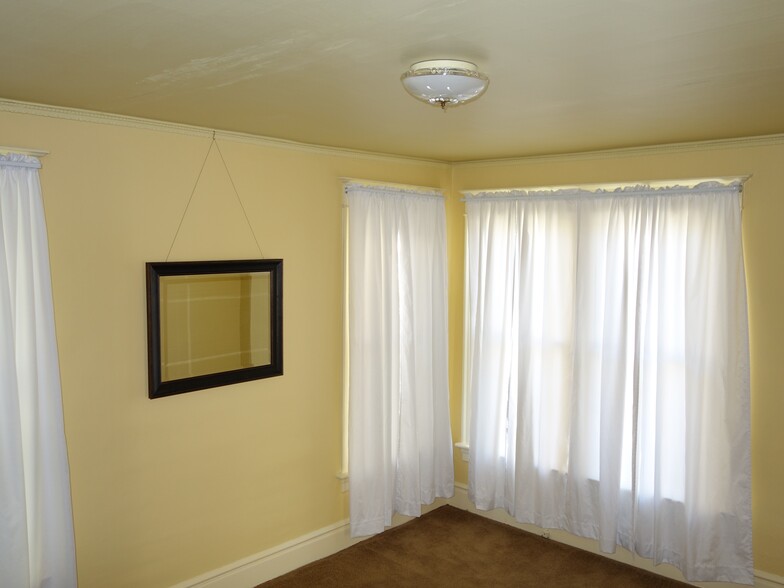 North bedroom - 30 NE Stanton St