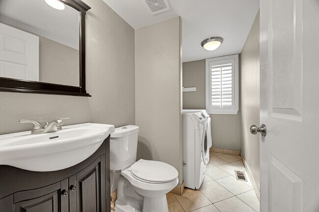 Building Photo - $3,495.00 - 5 Beds, 3.5 Baths, Single Fami...