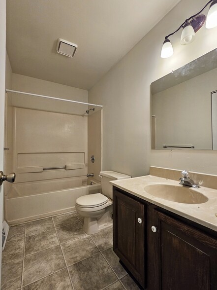 Building Photo - 137 Millview Ct