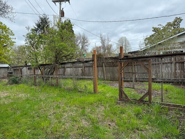 Building Photo - Perfectly Located 3 Bedroom Home