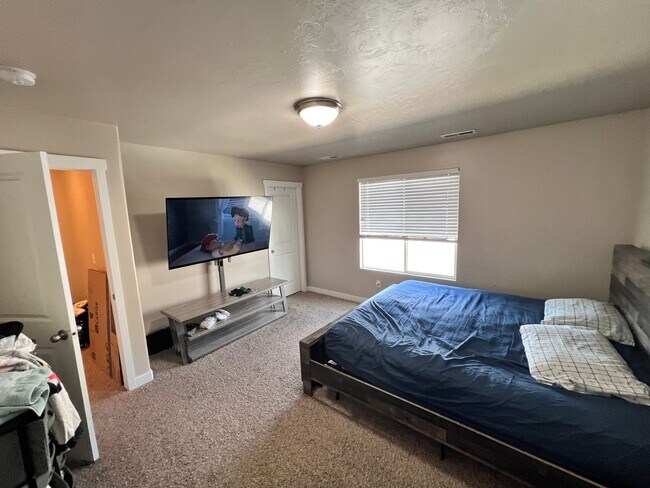 Building Photo - Beautiful Townhome in Bluffdale