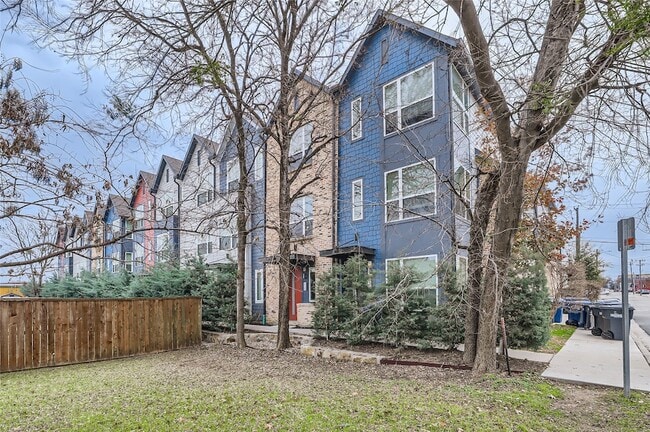 Building Photo - 301 E Lamar St