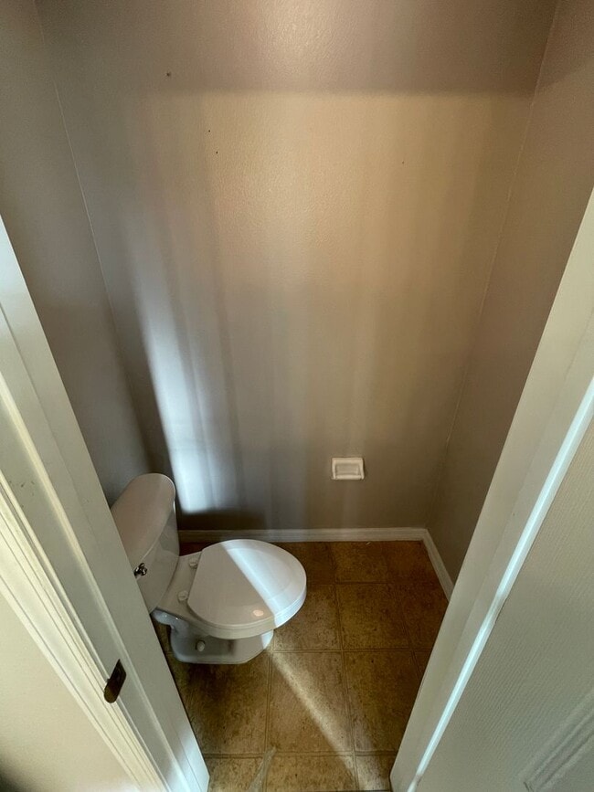 Building Photo - Spacious 3/2 in Quiet Neighborhood!