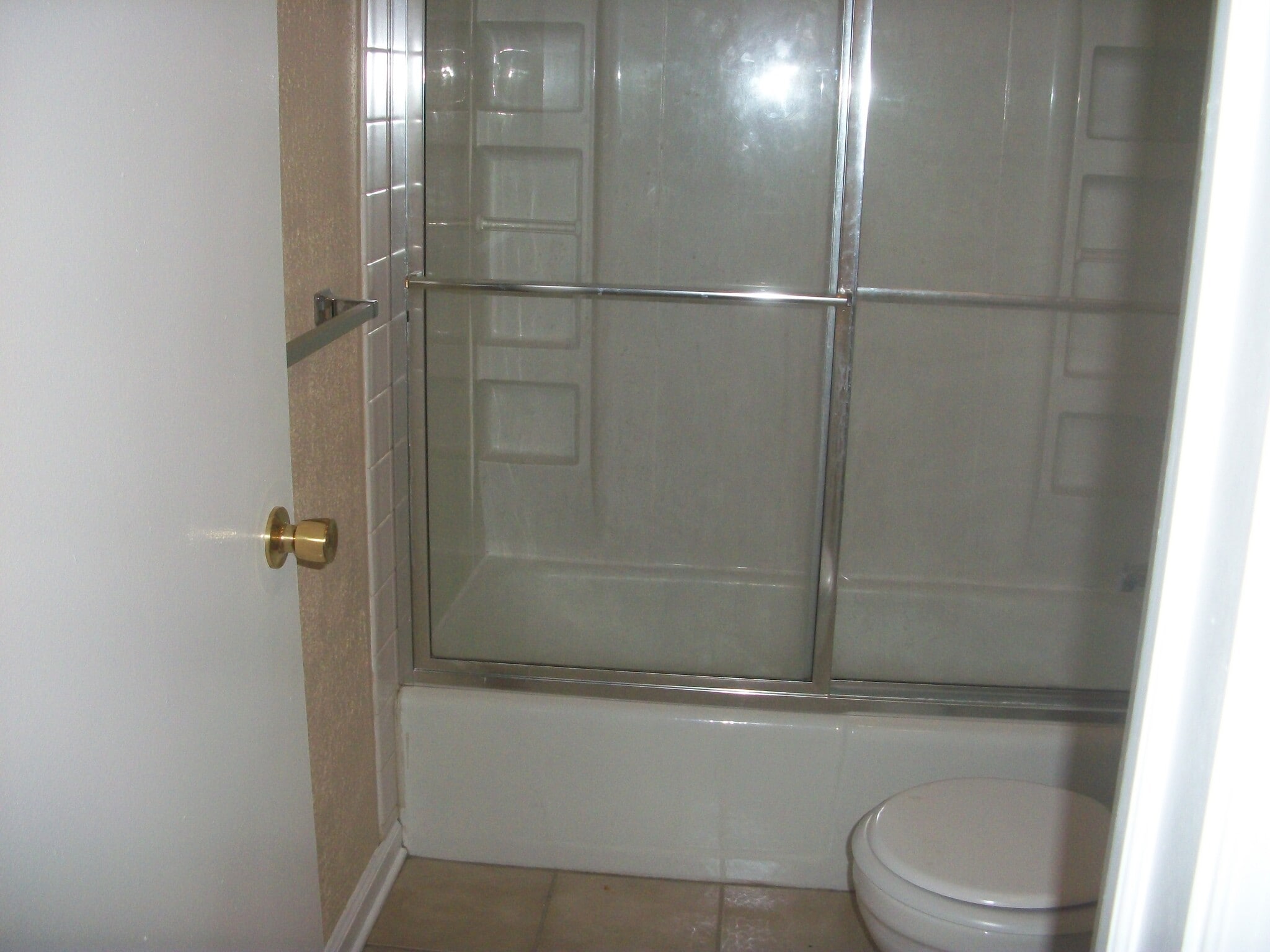 Hall Bathroom - 130 Berwick Plz