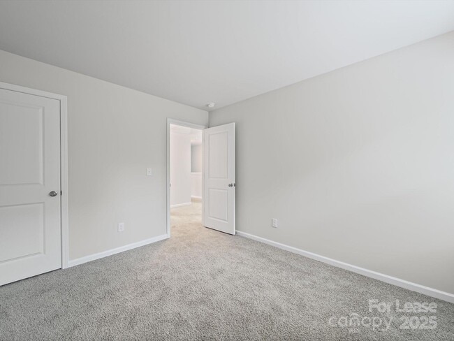 Building Photo - 914 S Battleground Ave