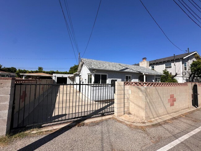 Building Photo - 445 1/2 E Puente St
