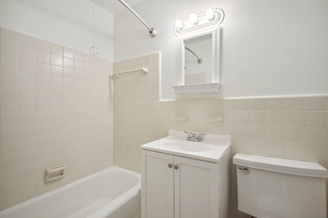 Building Photo - Spacious Walk Up in Parkside N. Bethesda I...