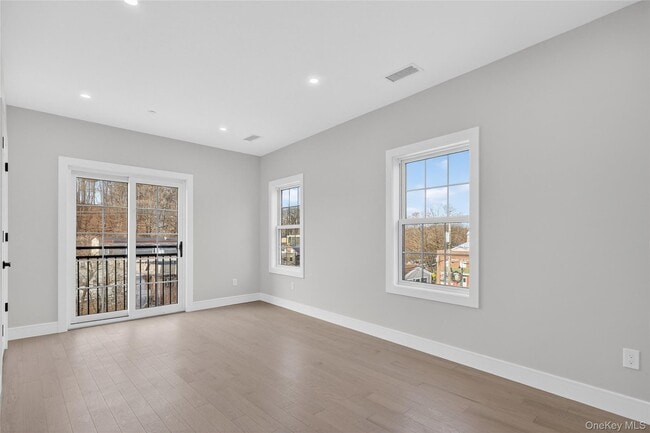 Building Photo - 10 Market St