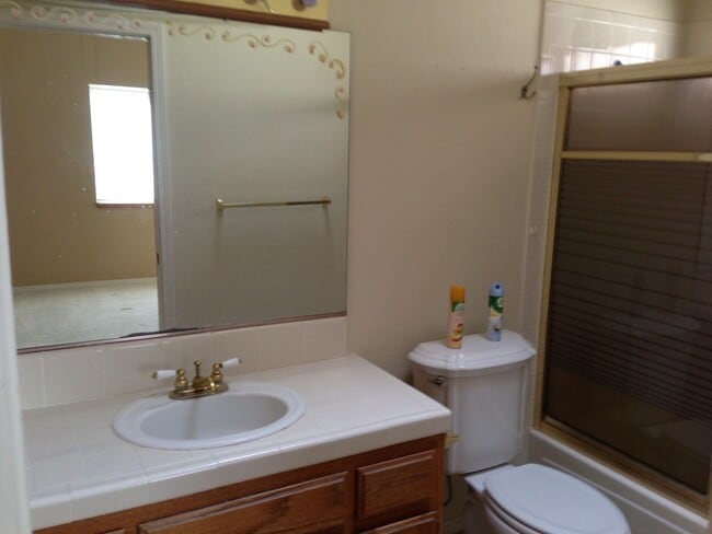 Building Photo - SW Bakersfield home!