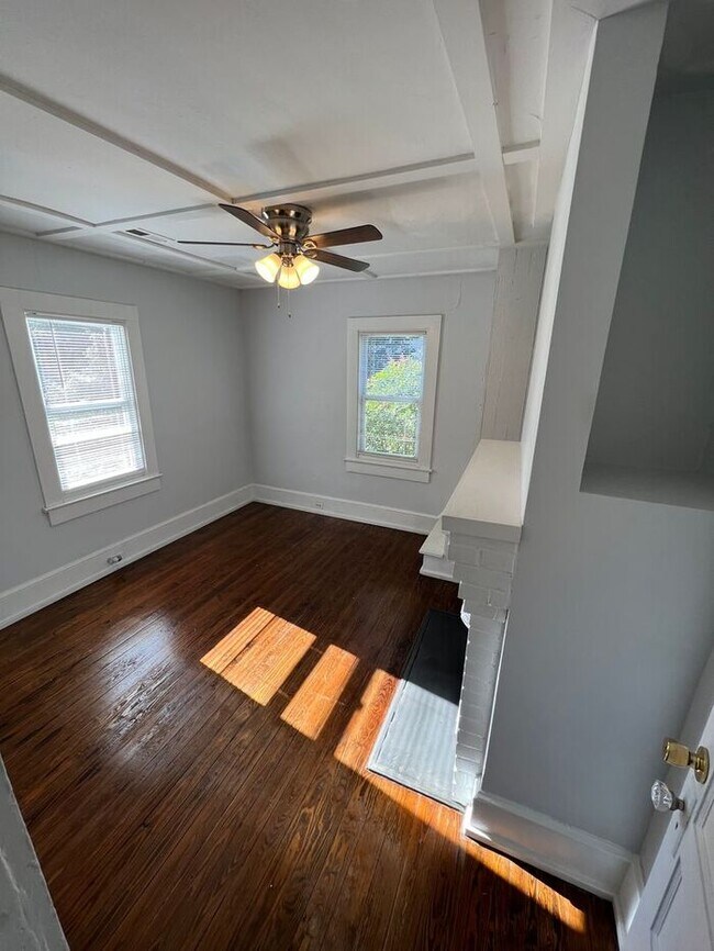 Building Photo - Remodeled spacious home in great location!