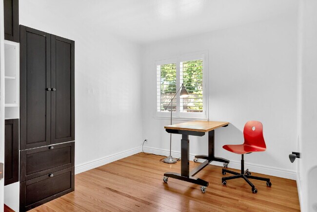 Building Photo - Discover the heart of central Davis living