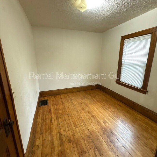 Building Photo - 3955 N Girard Ave