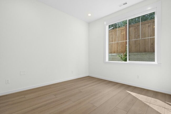 Building Photo - 3bd/2.75ba Redmond Home