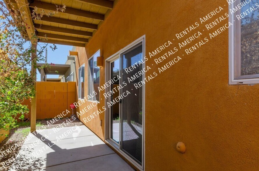 Building Photo - 3830 E 3rd St