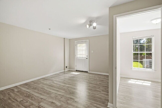 Building Photo - 927 Pirates Ct